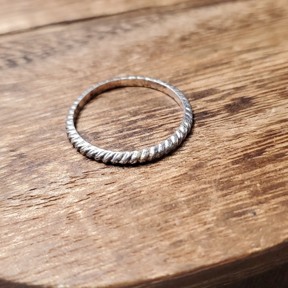 Size 9 R402 celtic romance twist ring